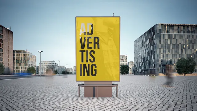 cartel de publicidad en medio de la plaza